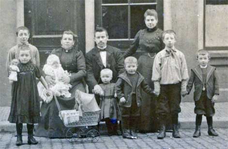Pancras Hoogendoorn en
                                            Maria van der Kleijn met hun
                                            kinderen